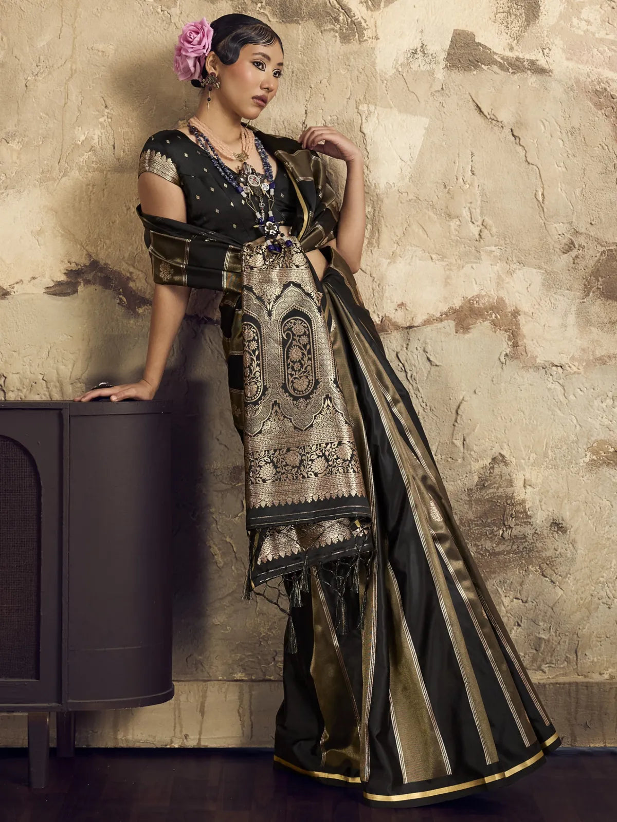 Tarani black Pure Satin handloom saree pallu view Arika