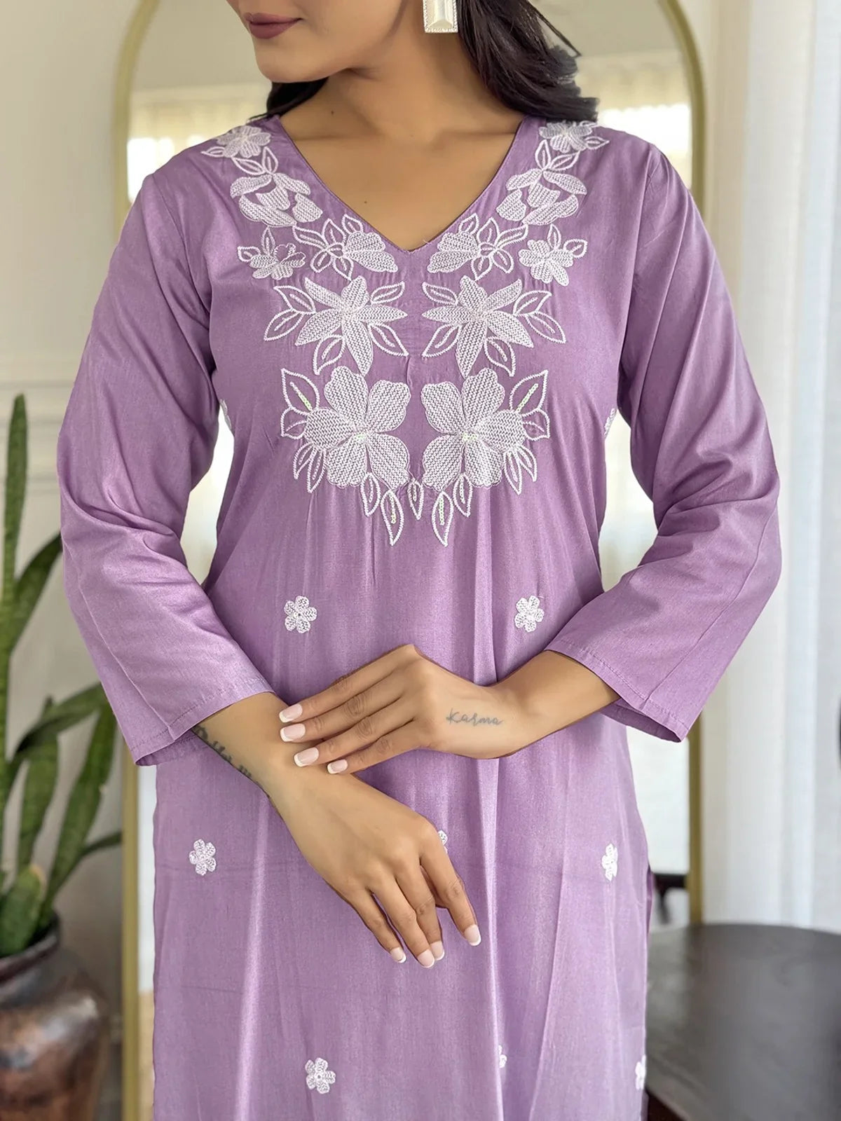 Tarani lavender rayon embroidered kurta set embroidery closeup view