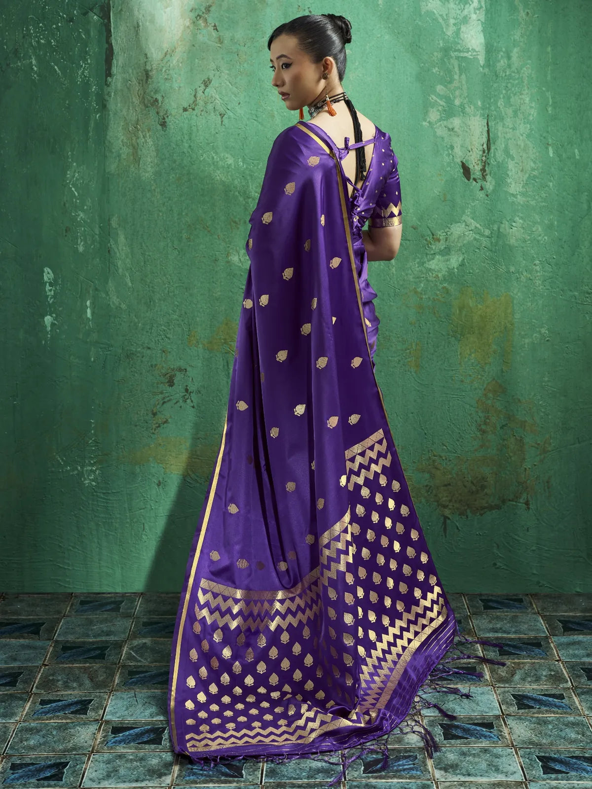 Tarani Eshanya back view pure satin handloom purple saree with woven pallu