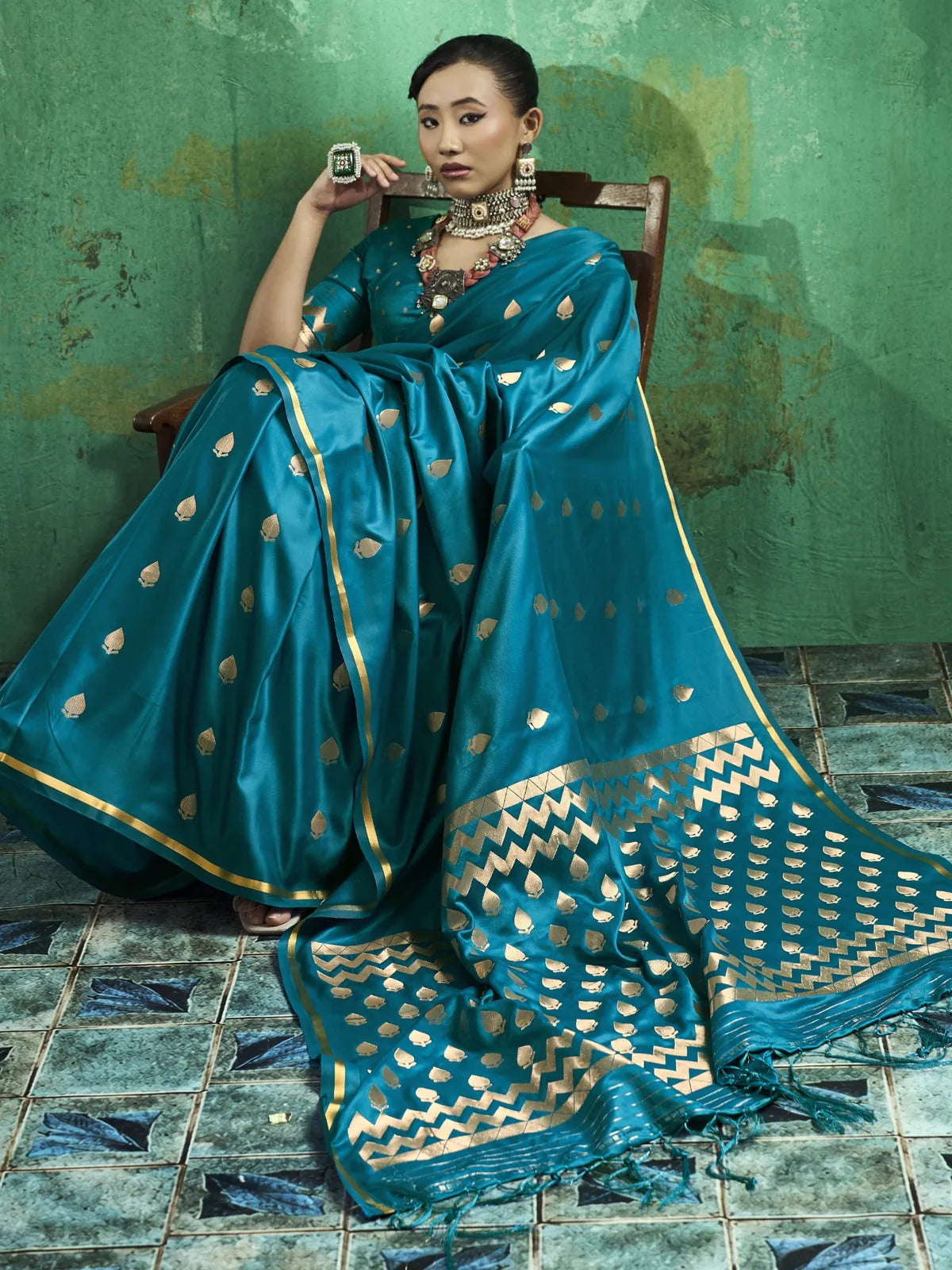 Tarani Sarangi pure satin handloom weaving saree front drape with rich zari border