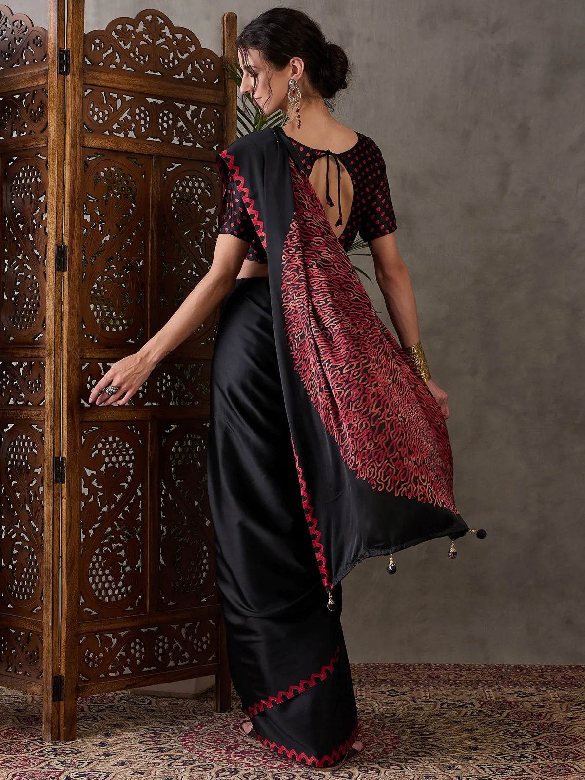Tarani black printed saree back view with decorative pallu design