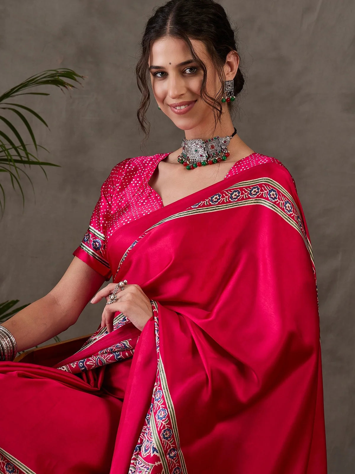 Tarani Aishvi close upper body view of printed blouse and saree border