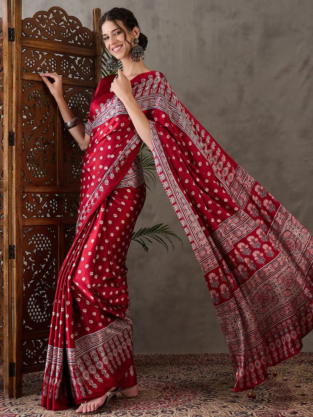 Tarani Rajlaxmi maroon printed saree showcasing detailed pallu design