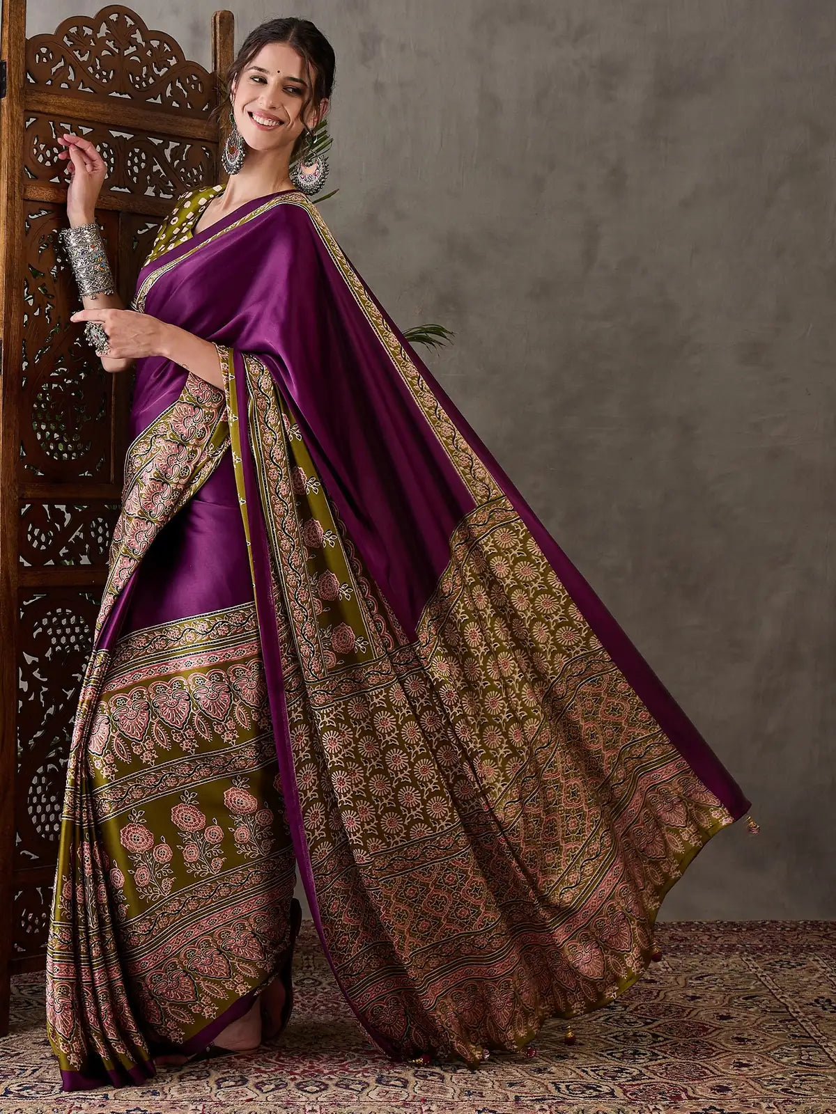 Tarani purple printed saree pallu view with intricate border detailing
