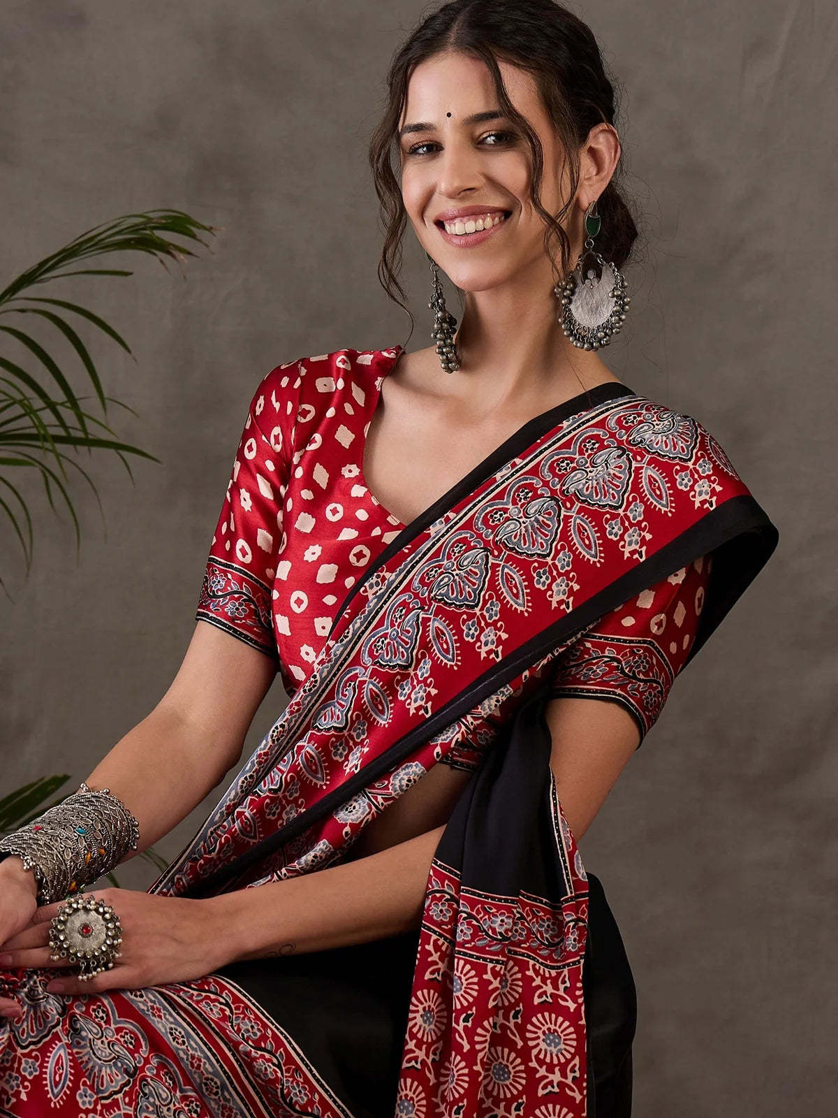 Tarani red black printed saree border detailing closeup by Tarani