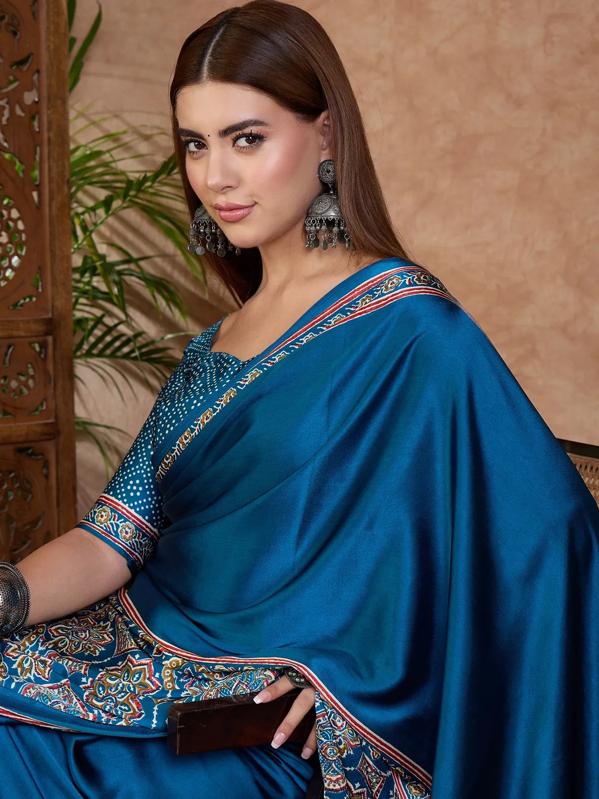 Tarani Fulrani teal semi modal satin saree side pose highlighting pallu border