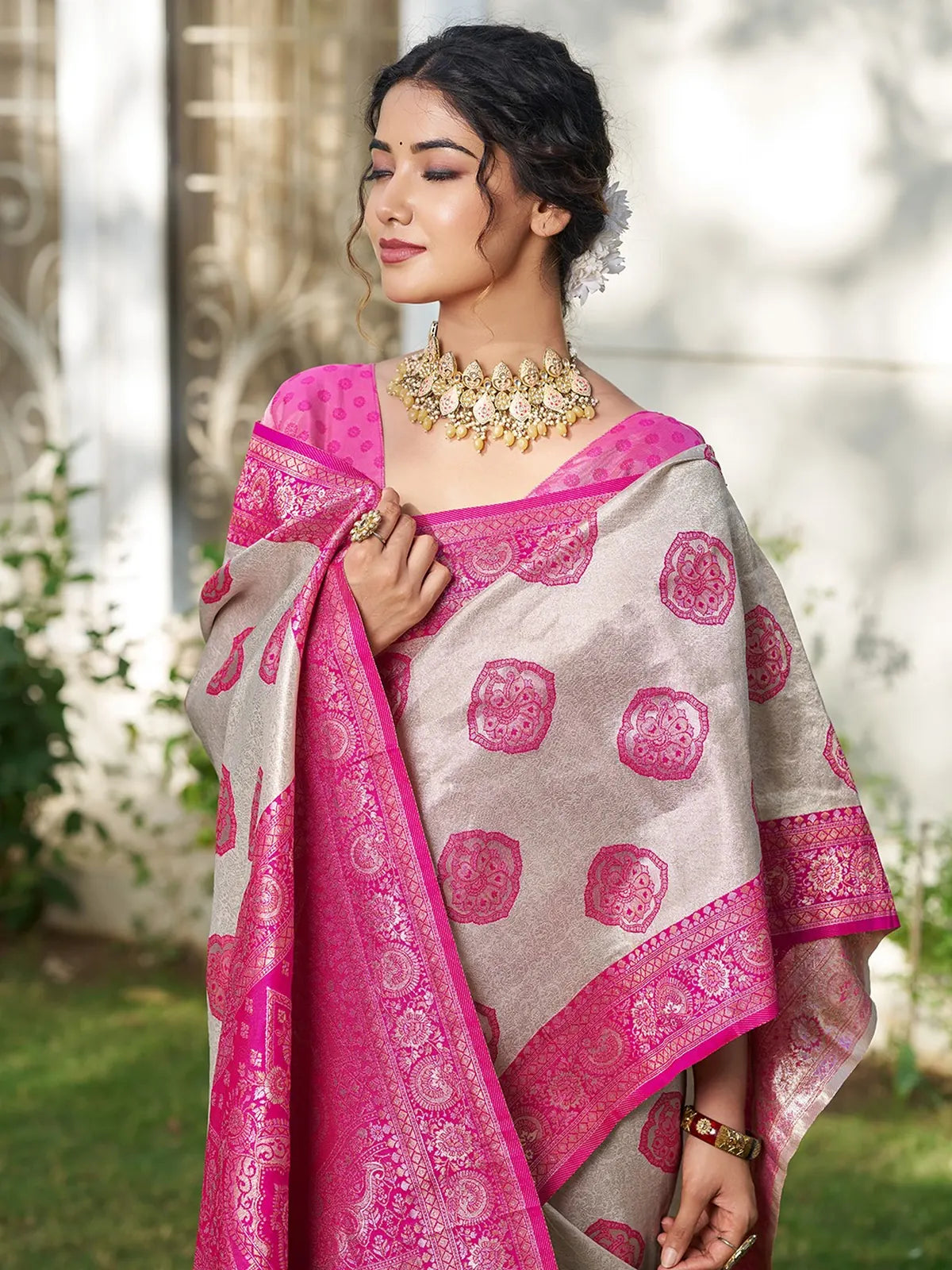 Tarani Saloniya pink silk blend saree closeup showing woven motifs and luxurious border artistry