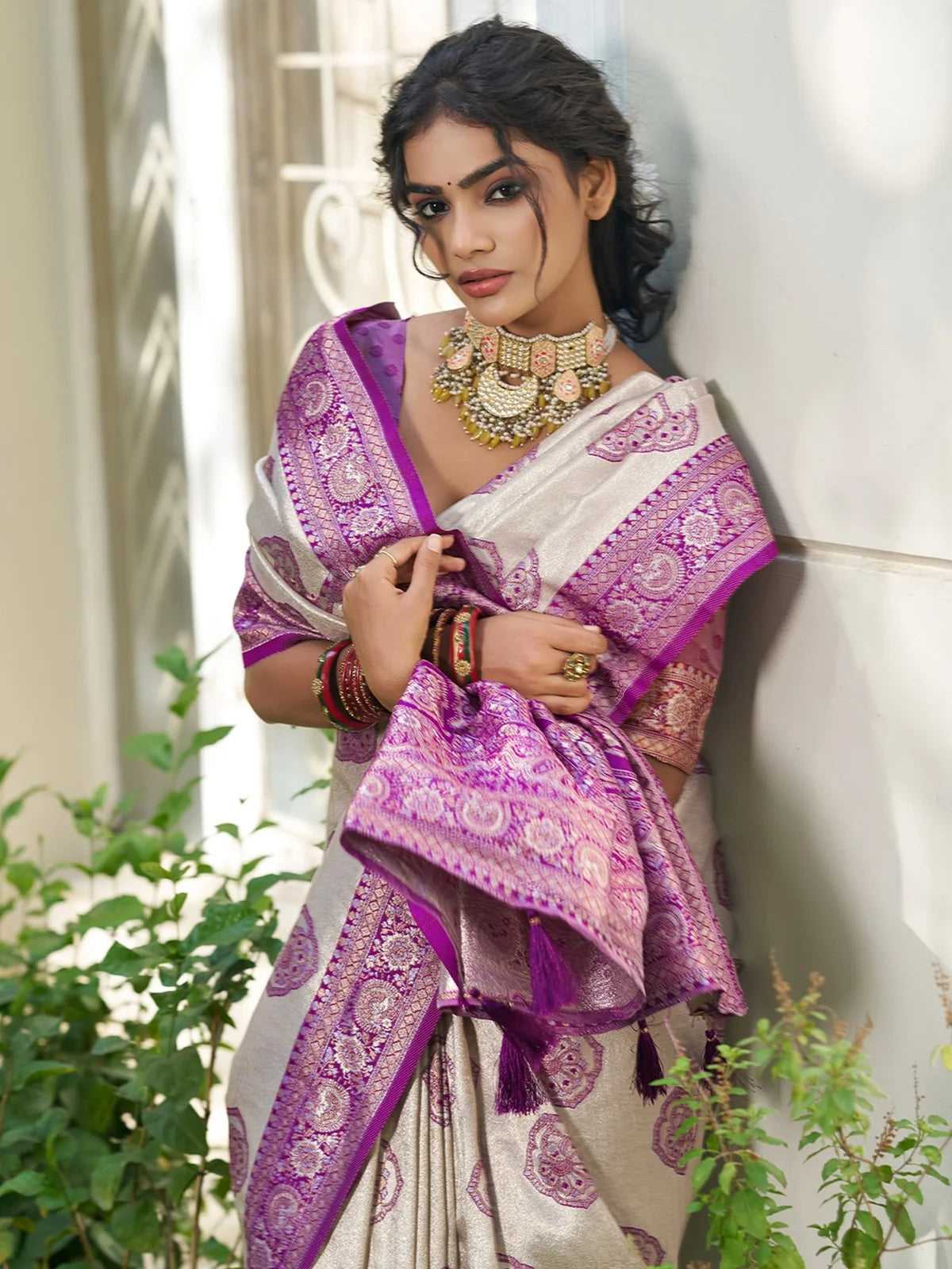 Tarani Amodita silk blend saree pallu view with woven border and tassels