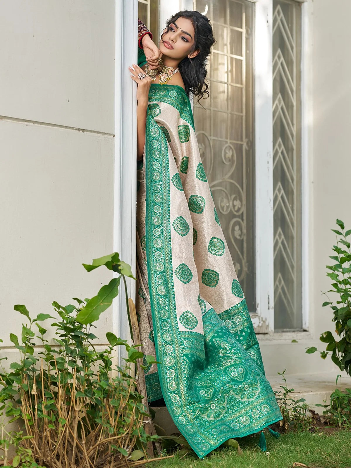Tarani Pushpita Silk Blend Saree blouse view with elegant neckline and woven sleeves