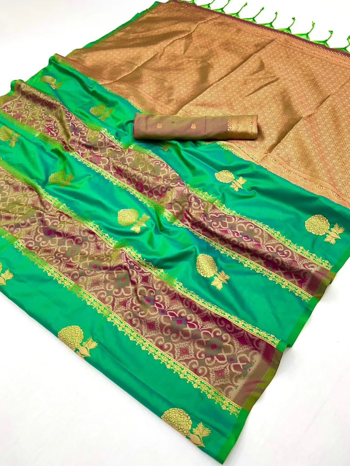 Tarani green silk saree with contrast blouse closeup view
