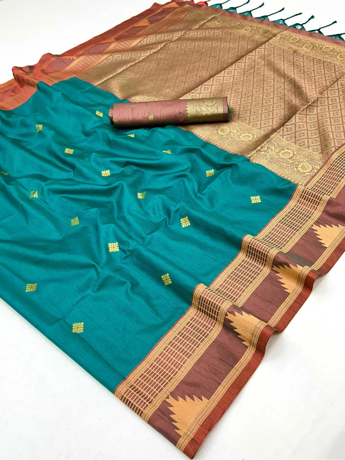 Tarani silk saree fabric flatlay with pallu closeup and blouse piece