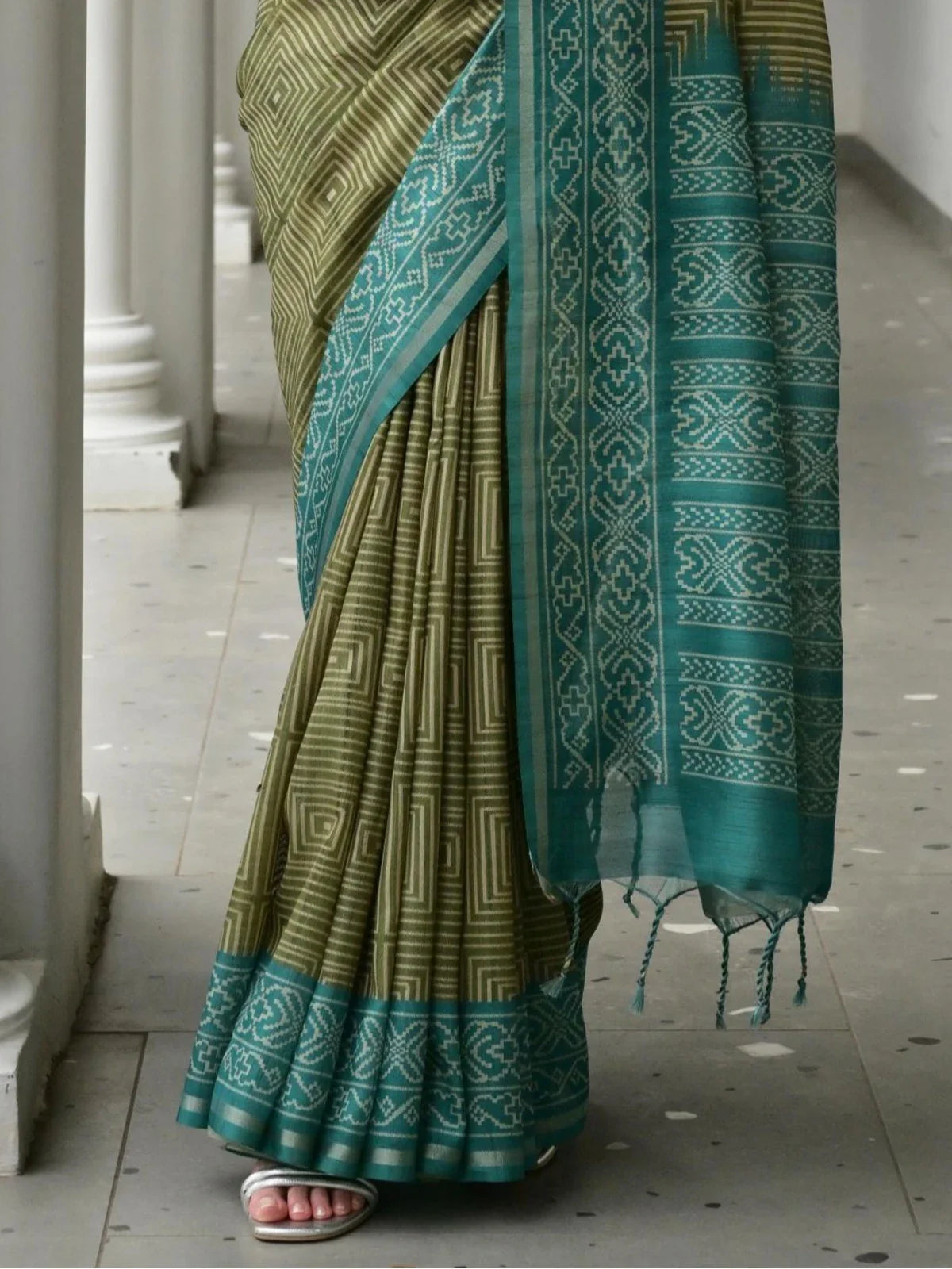 Tarani nila Green Silk saree close up view for festive party and wedding wear