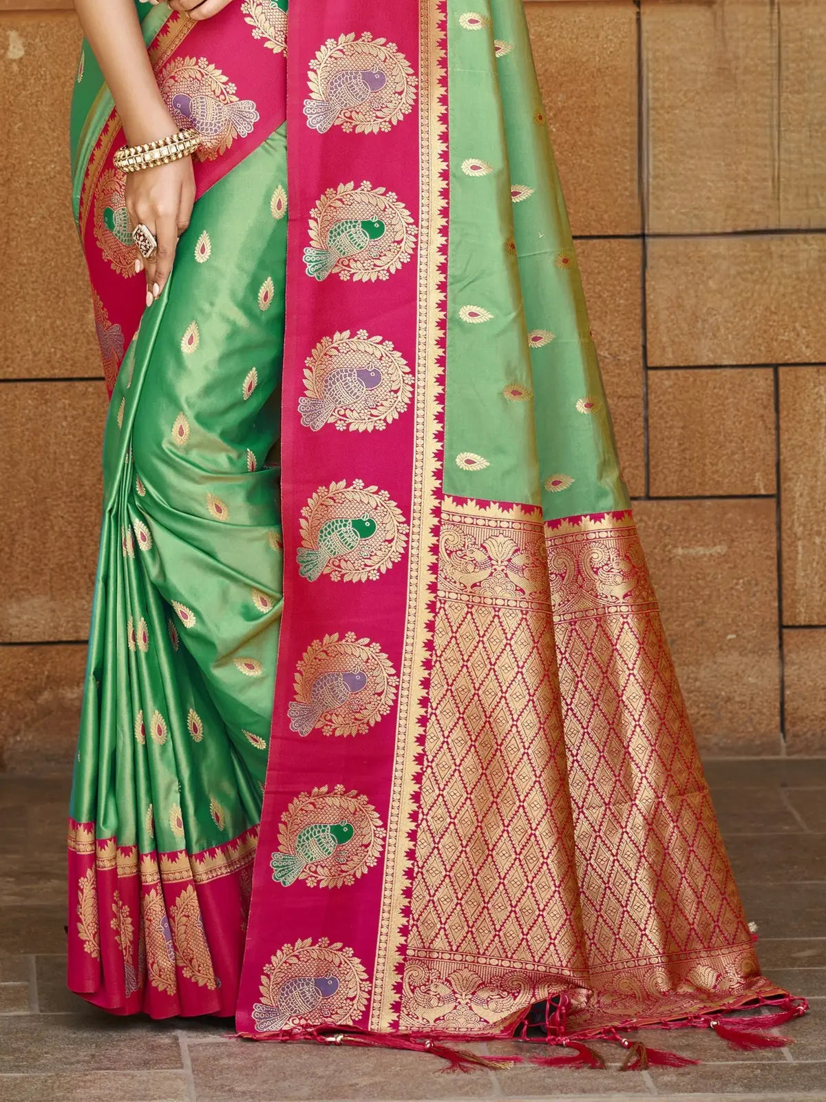 Tarani green silk saree pallu view with zari woven border and traditional peacock detailing