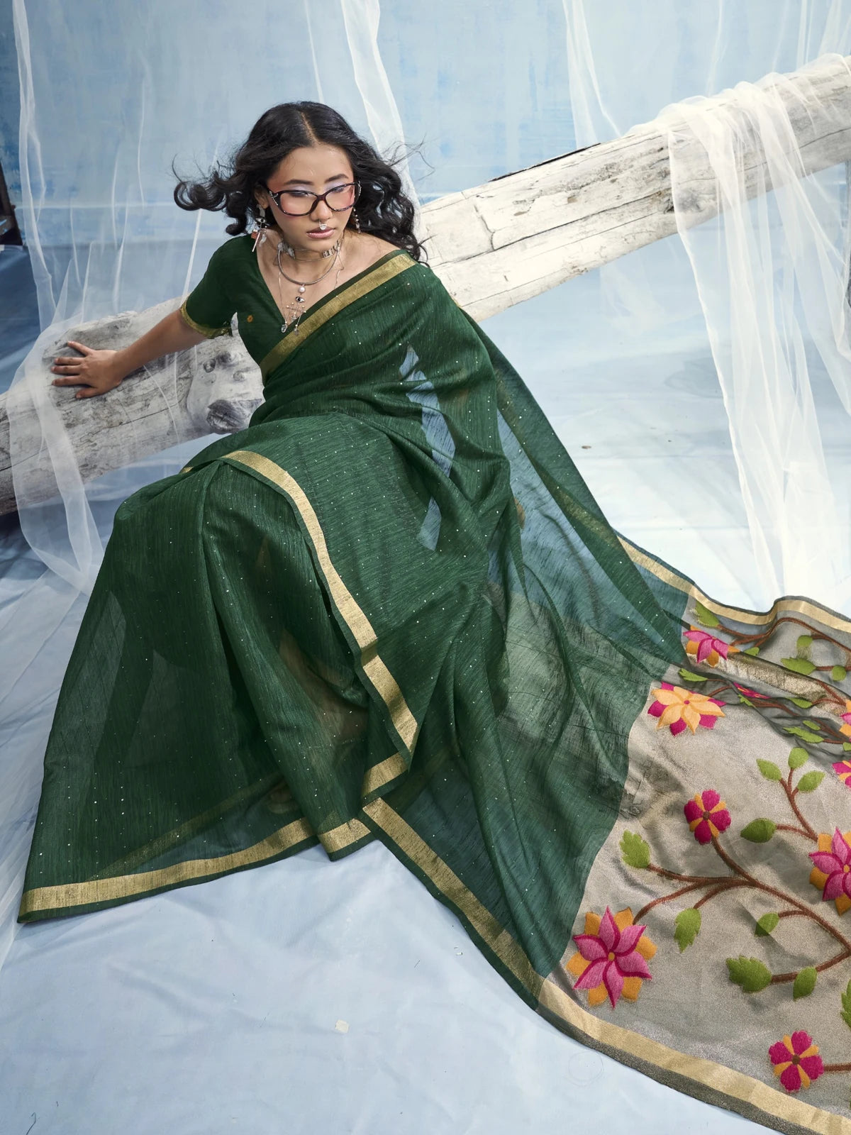 Tarani Tanisha green handloom saree pallu view with tissue pallu floral motifs and elegant border