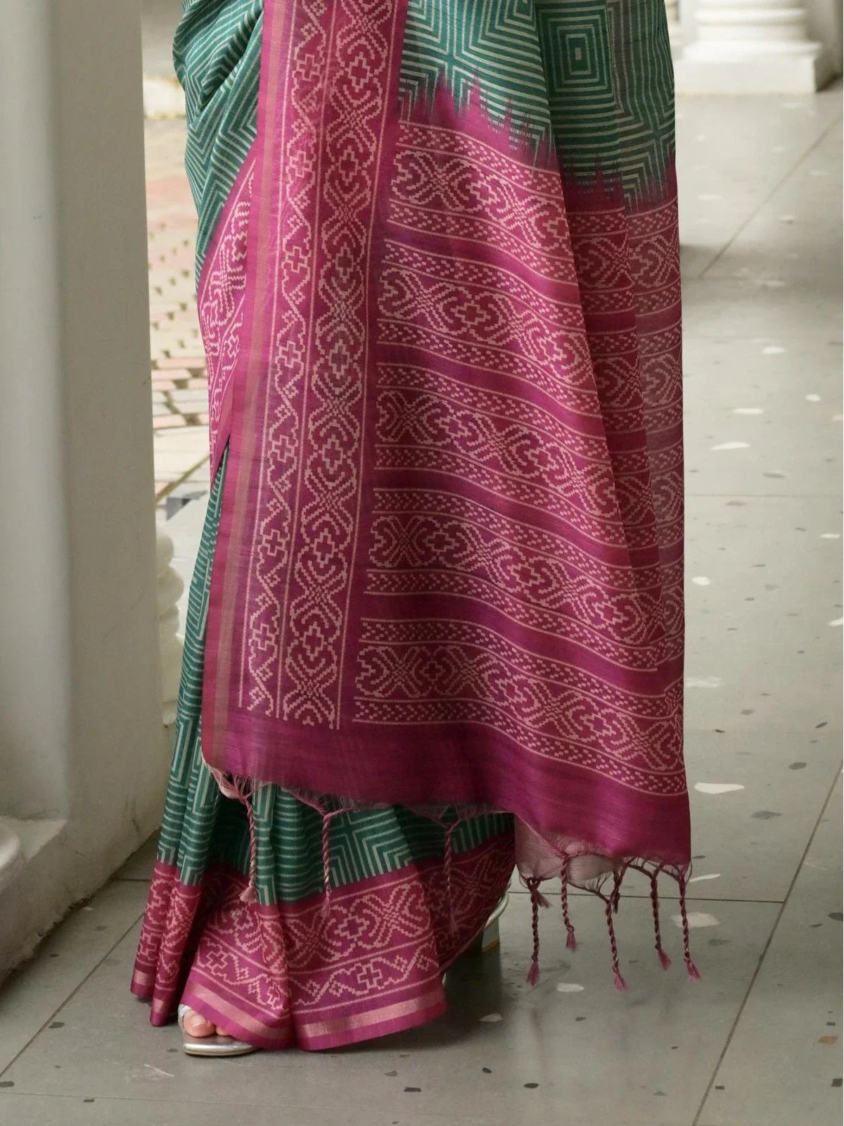 Tarani shamitika Green Silk saree close up view for festive party and wedding wear