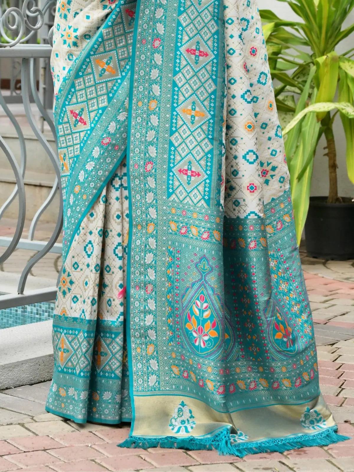 Tarani green saree pallu with traditional zari floral design and patola style border