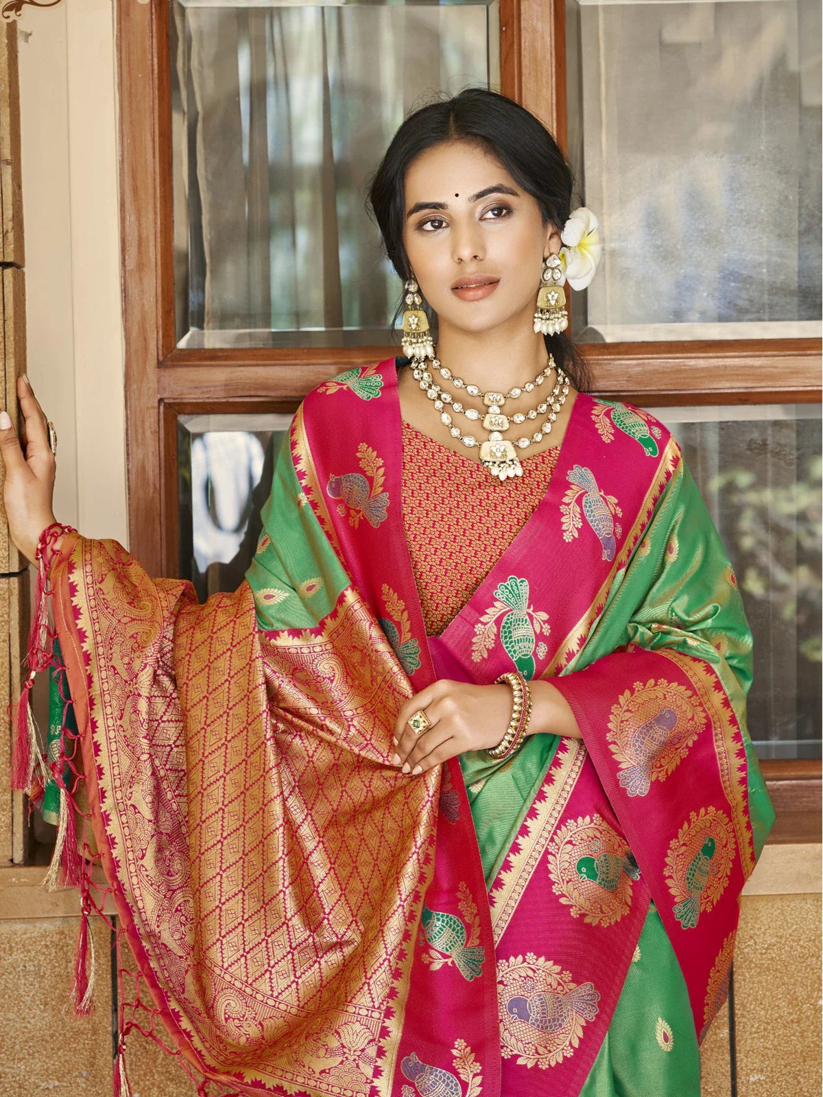 Tarani elegant green silk saree with pink pallu and blouse detail upper body view