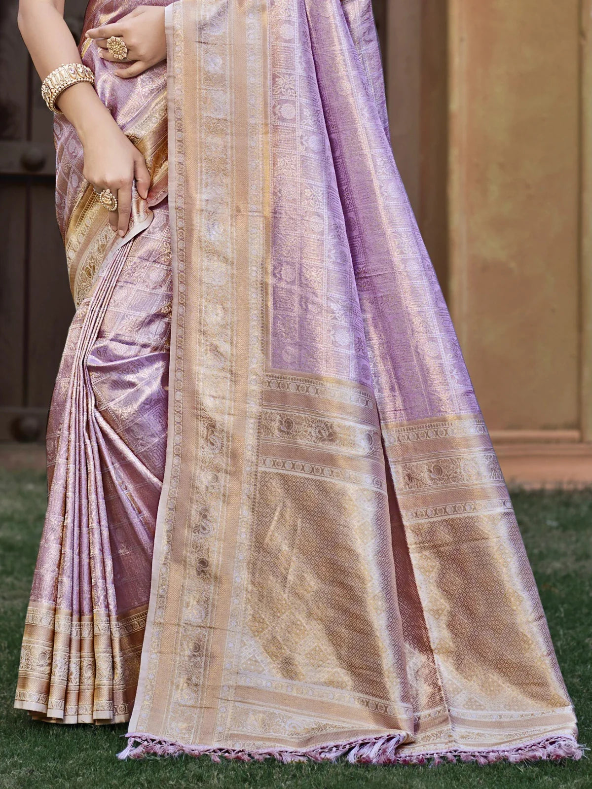 Tarani lavender kanjivaram silk saree pallu view with golden intricate weaving