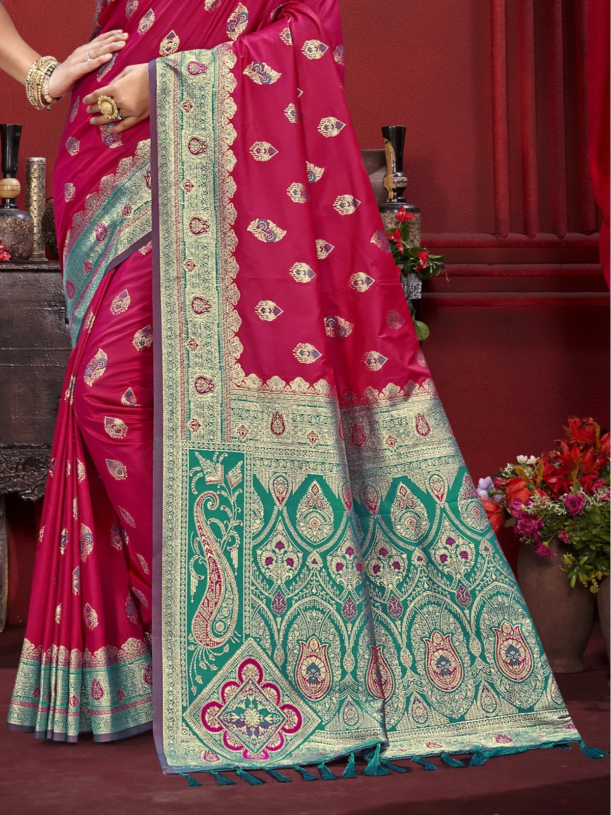 Tarani magenta silk saree pallu view showcasing intricate zari pattern and green border