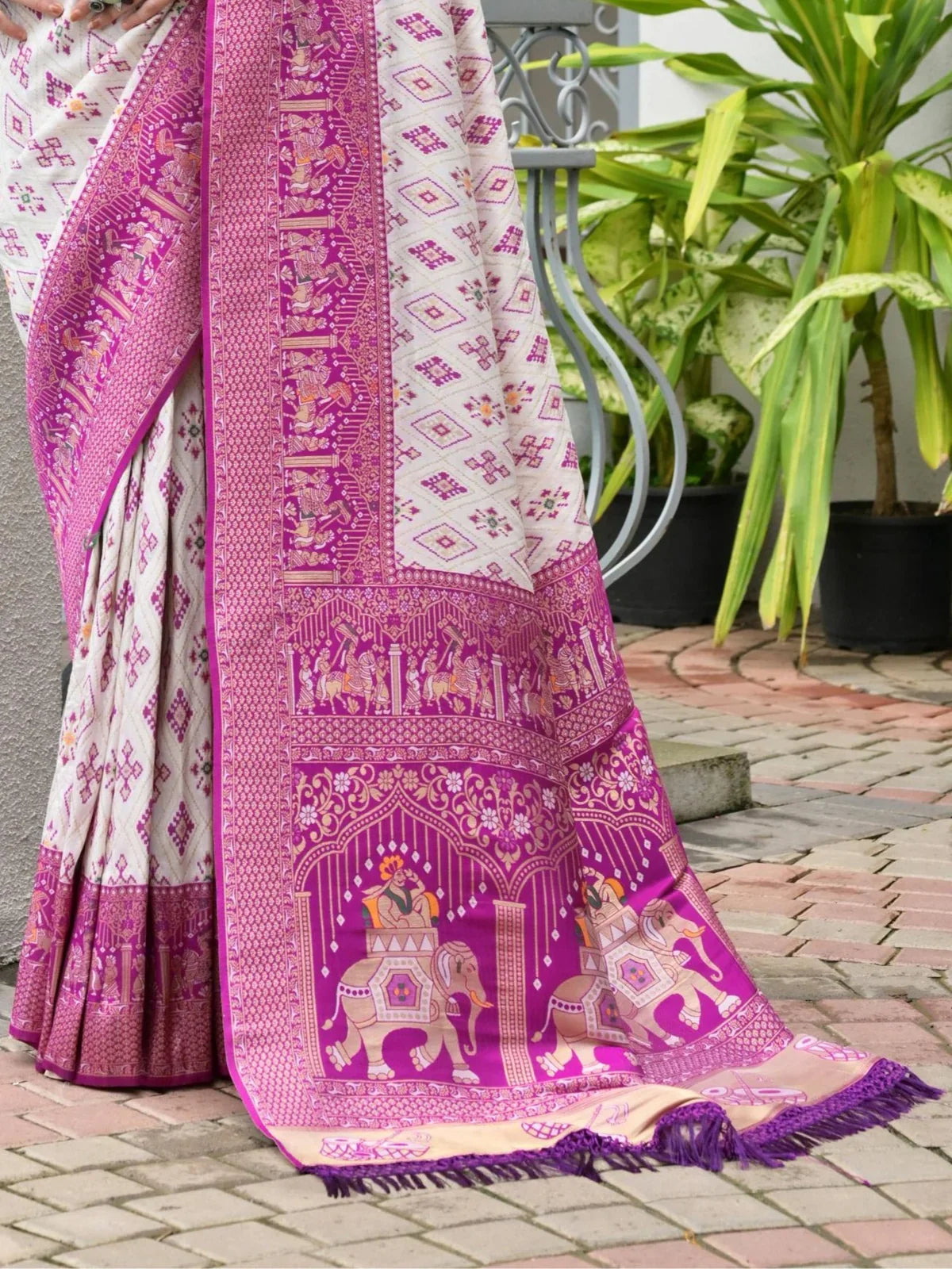 Tarani pallu view showcasing zari elephant motif and cultural weave in pink Banarasi silk saree