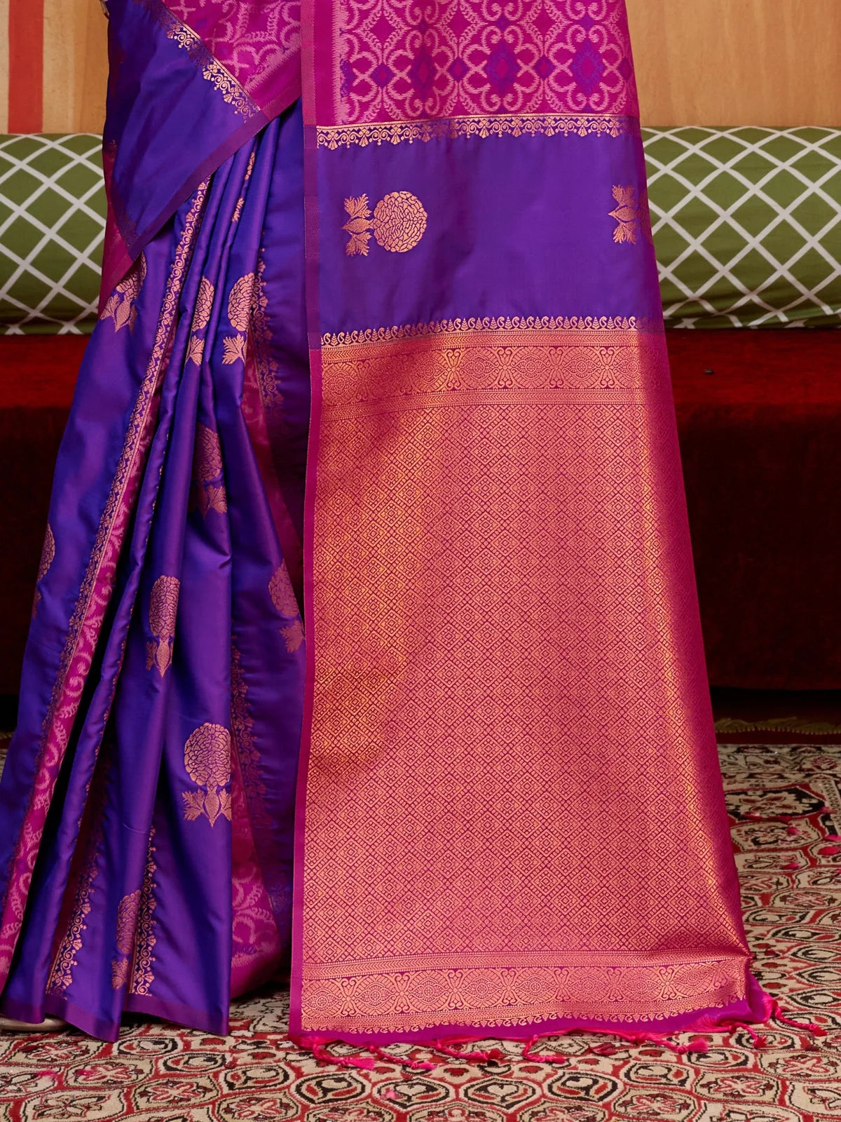 Tarani purple silk saree pallu and border close view in contrast pink weaving