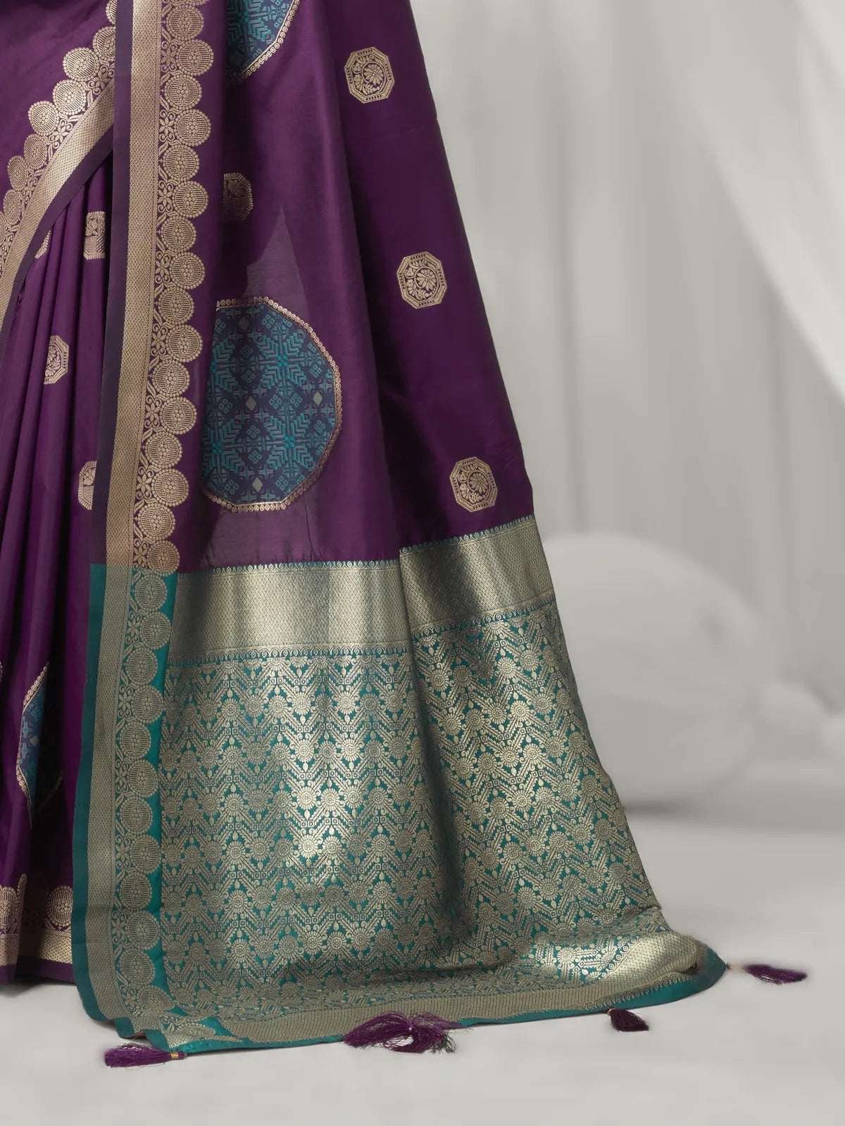 Tarani soft silk saree pallu with golden zari and intricate teal border