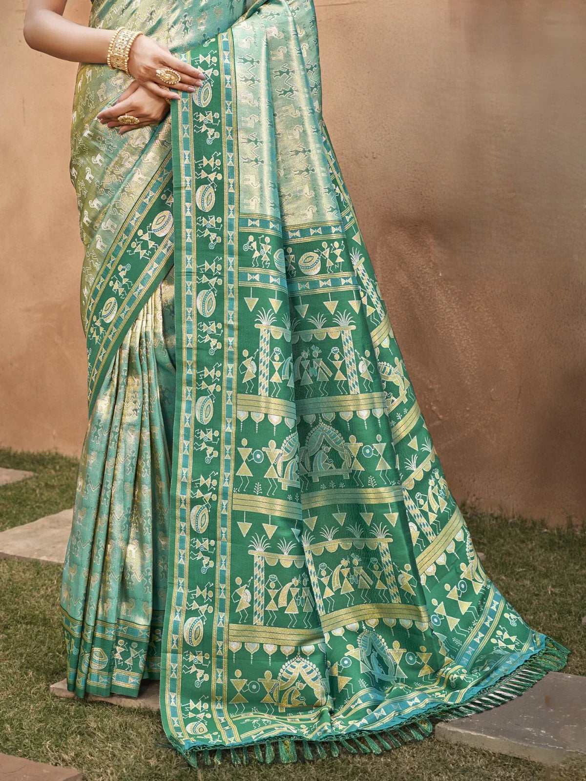 Tarani sea green kanjivaram silk saree pallu view with golden traditional weaving pattern