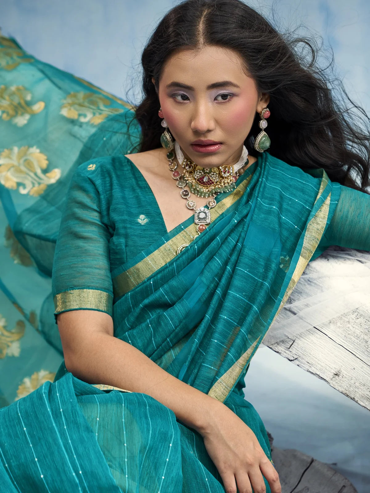 Tarani pure Munga Silk Handloom teal saree with organza pallu closeup-view