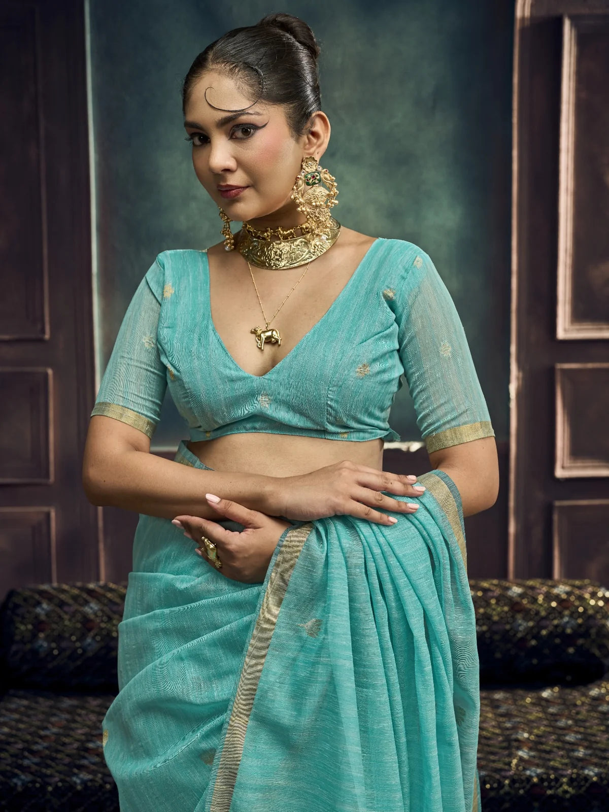 Tarani Pure Munga Silk Handloom Weaving turquoise saree upper-body-view Bhagyashri