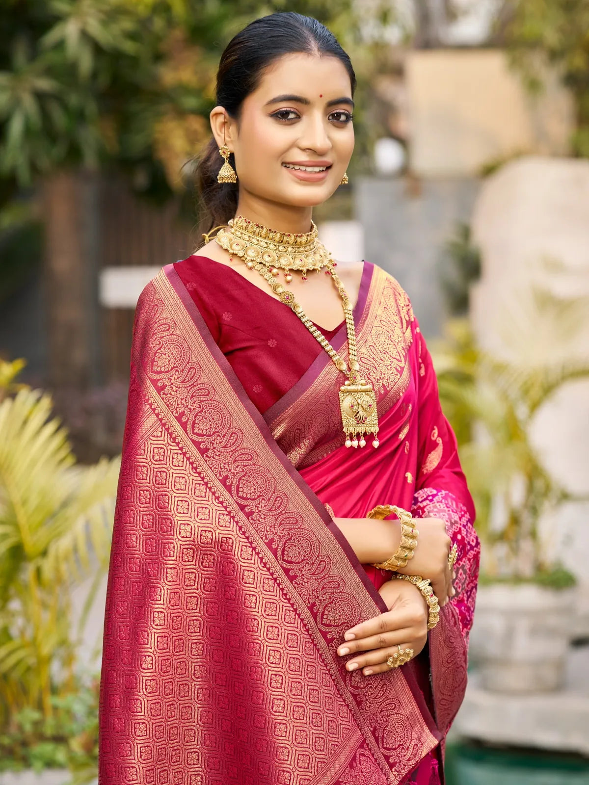 Tarani magenta soft silk saree upper body view with rich woven zari pallu and contrast blouse