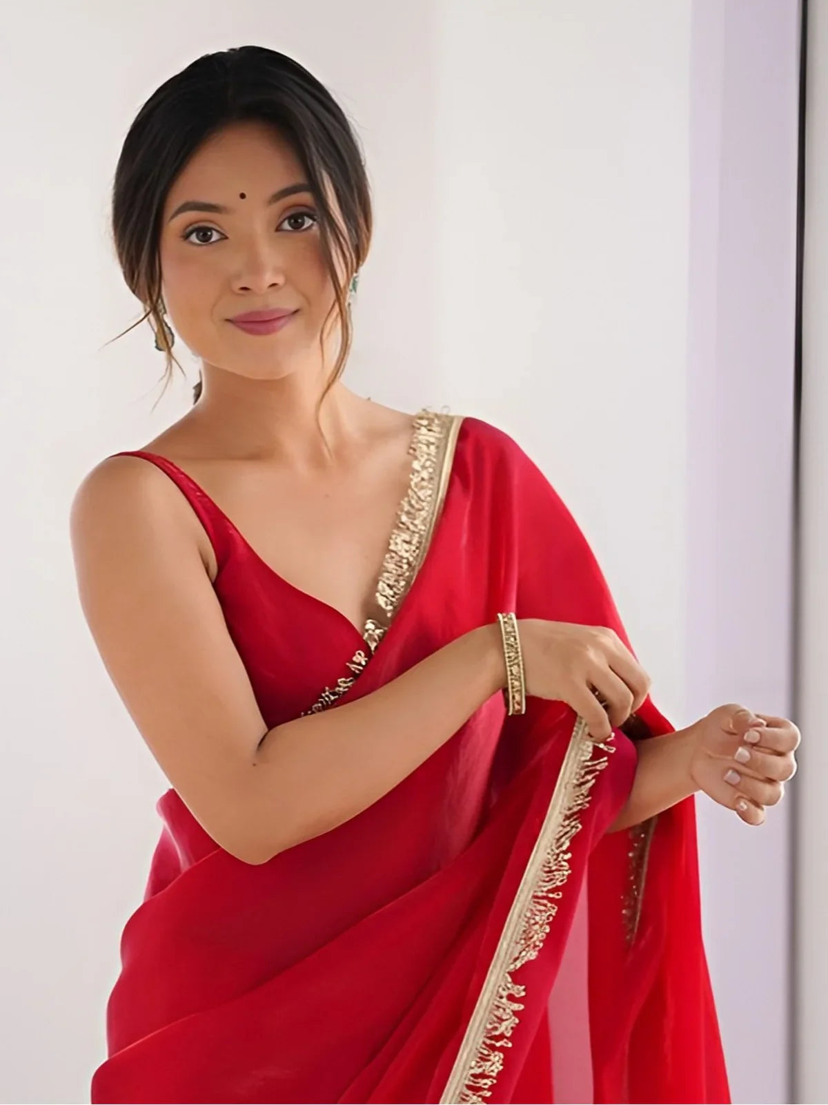 Tarani red space silk saree close-up of shoulder drape with blouse – upper body view