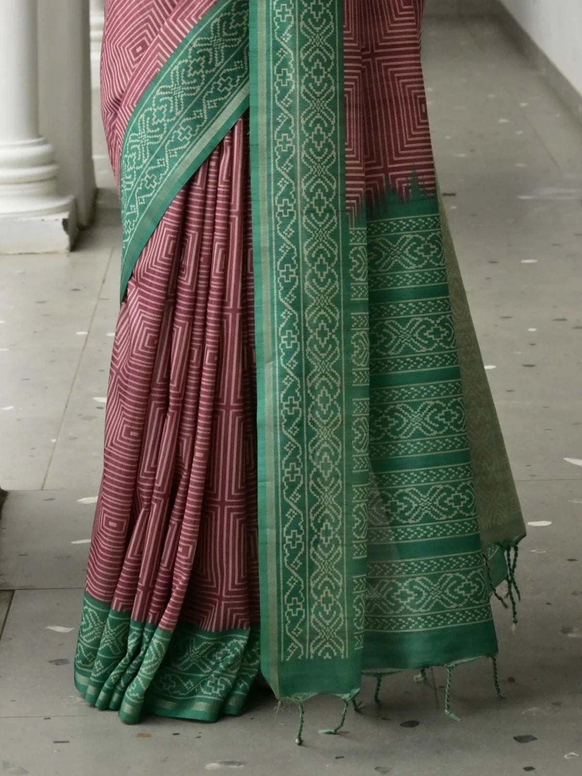 Tarani pragunita Green Silk saree close up view for festive party and wedding wear