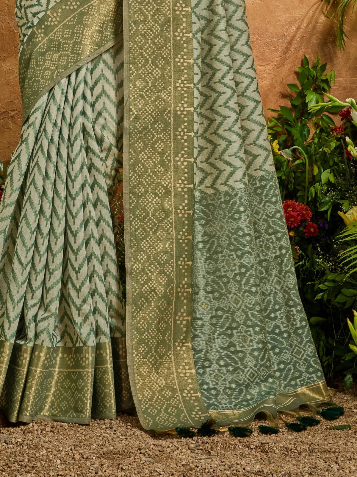 Tarani viscose cotton green saree showcasing the intricate border and pallu weaving pattern