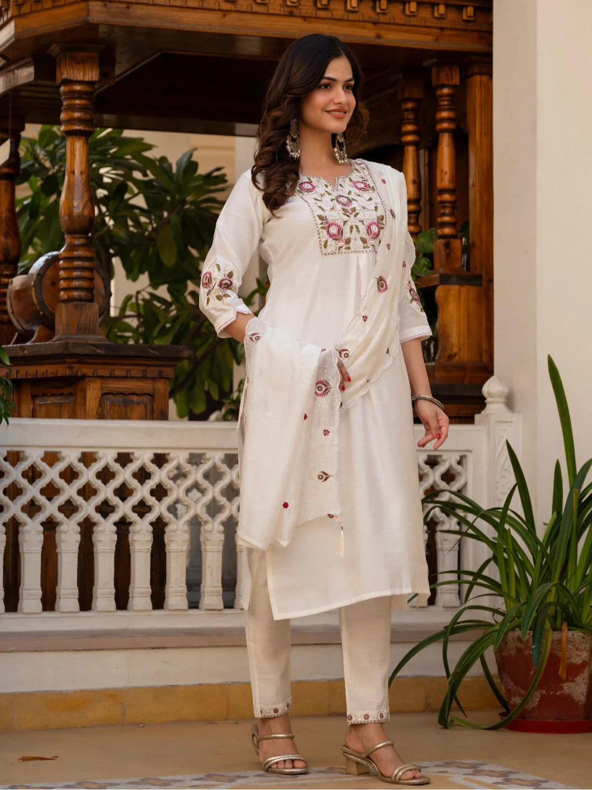 Tarani elegant front view of white silk kurti pant dupatta set with detailed neckline