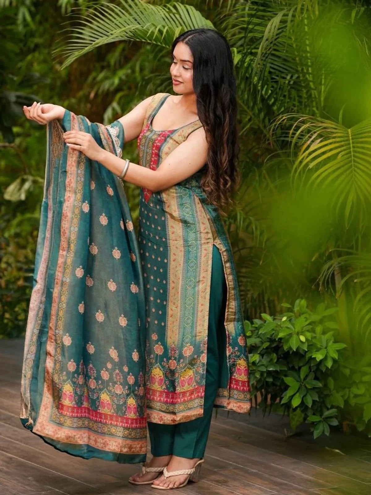 Tarani rama green Zarna silk kurti side profile with dupatta style