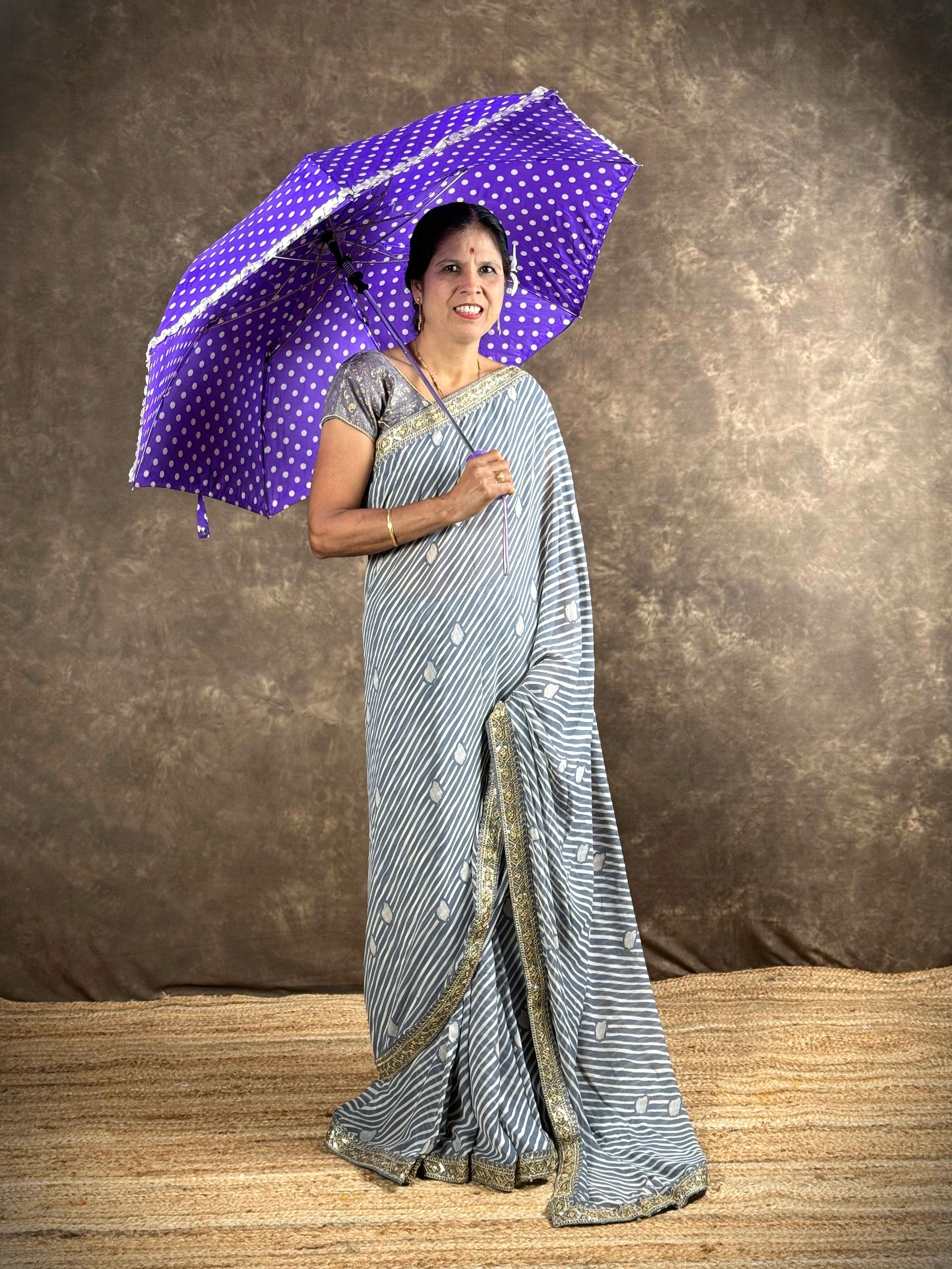 Tarani grey georgette saree full view with golden border and blouse