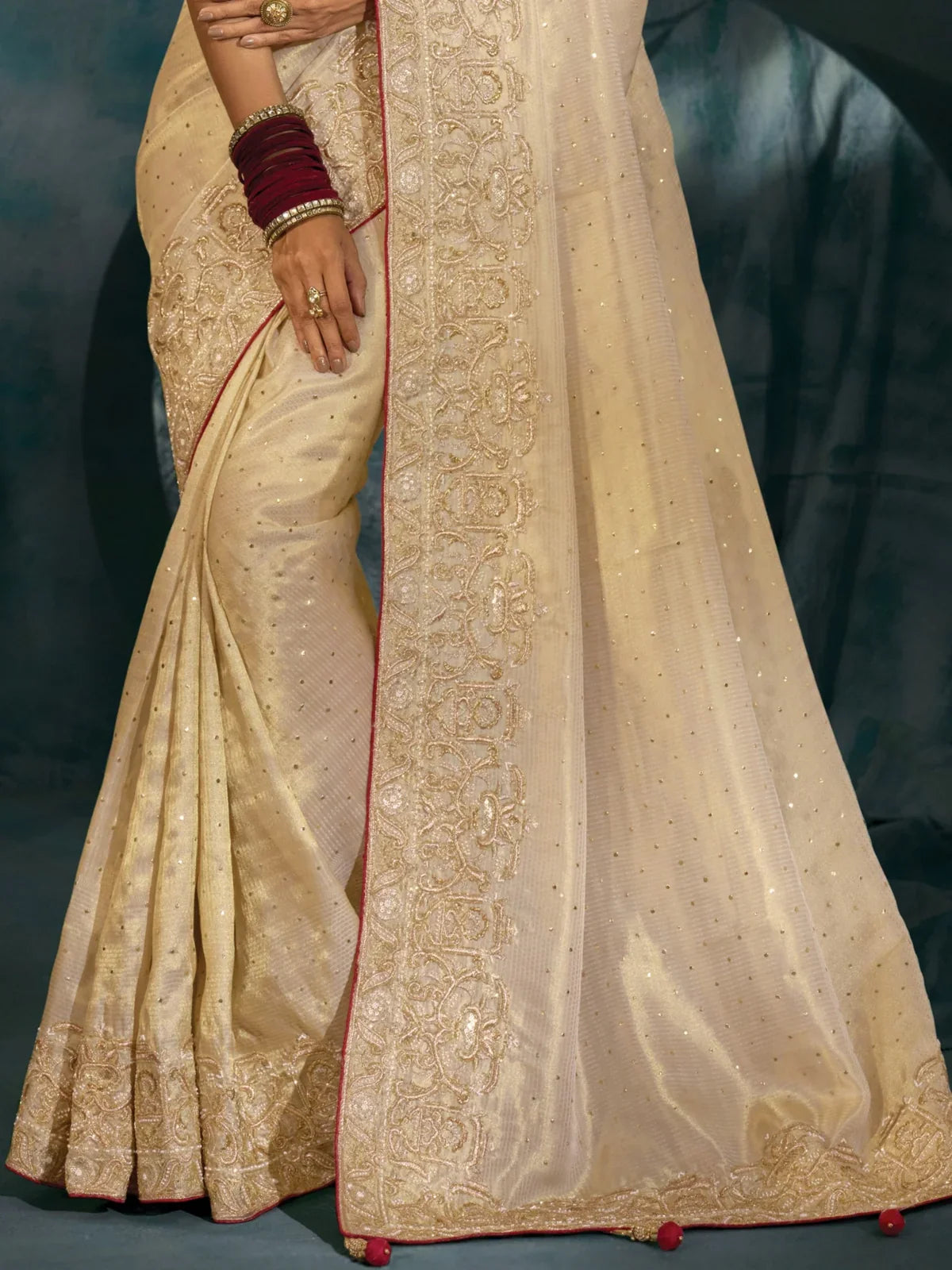 Tarani off white banarasi saree pallu view showcasing intricate golden border and detailing