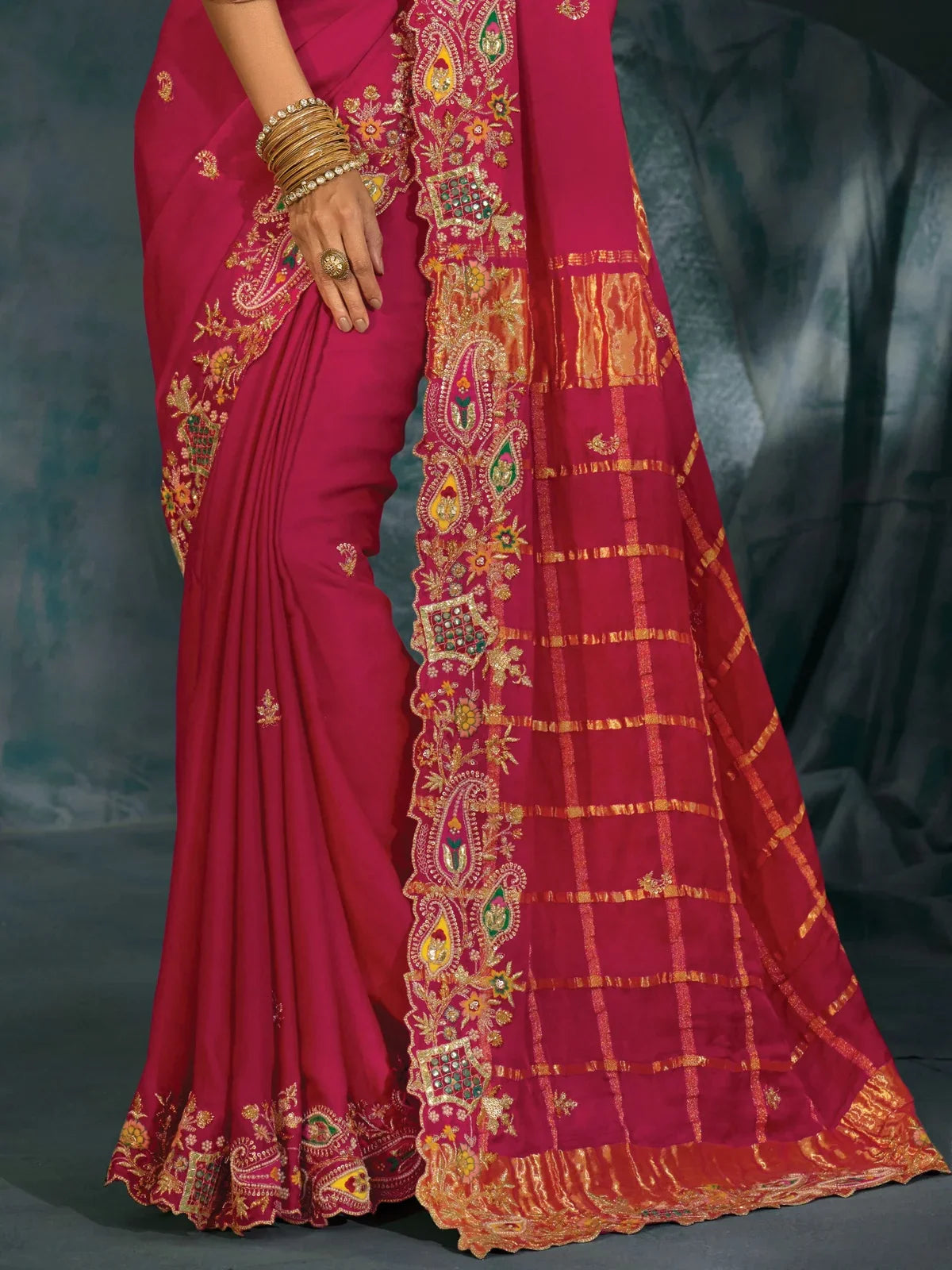 Tarani pink banarasi saree detailed pallu and border close view with heavy embroidery