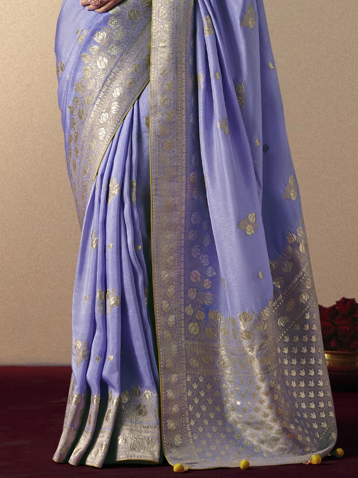 Tarani lavender viscose saree pallu and border close view with woven detailing