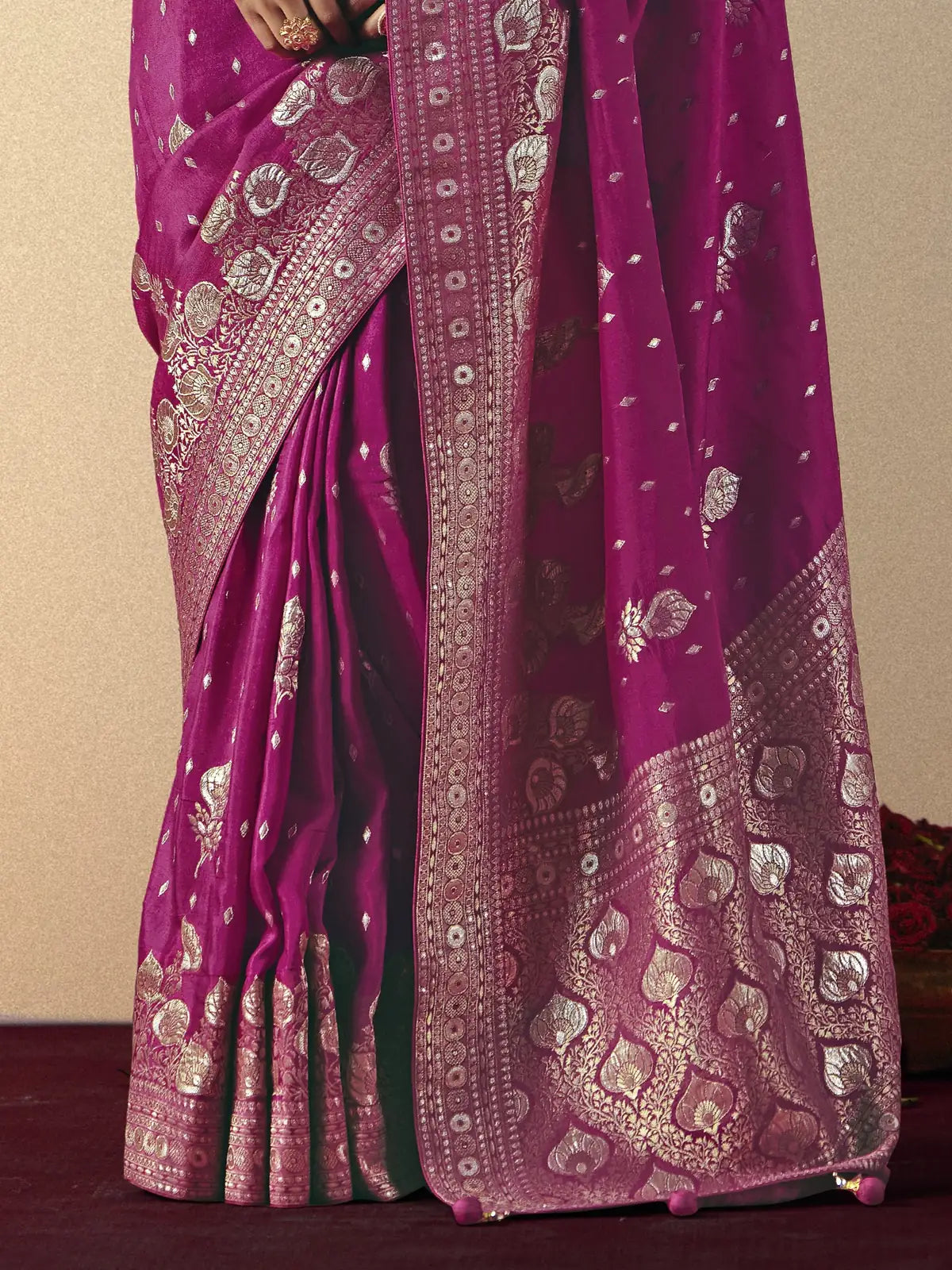 Tarani magenta bemberg viscose saree pallu view with weaving design
