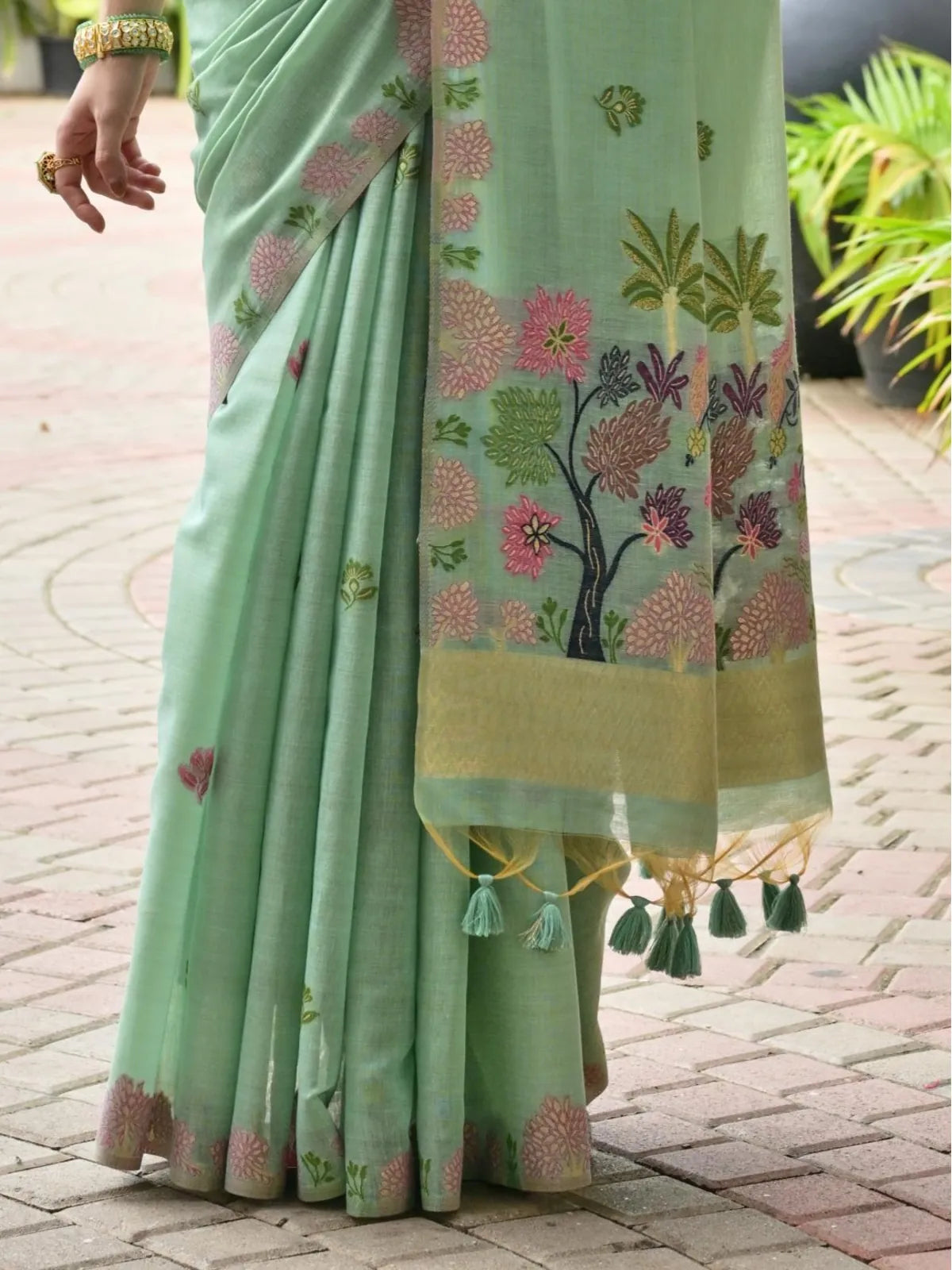 Tarani dhanashri Green Cotton saree close up view for festive party and wedding wear