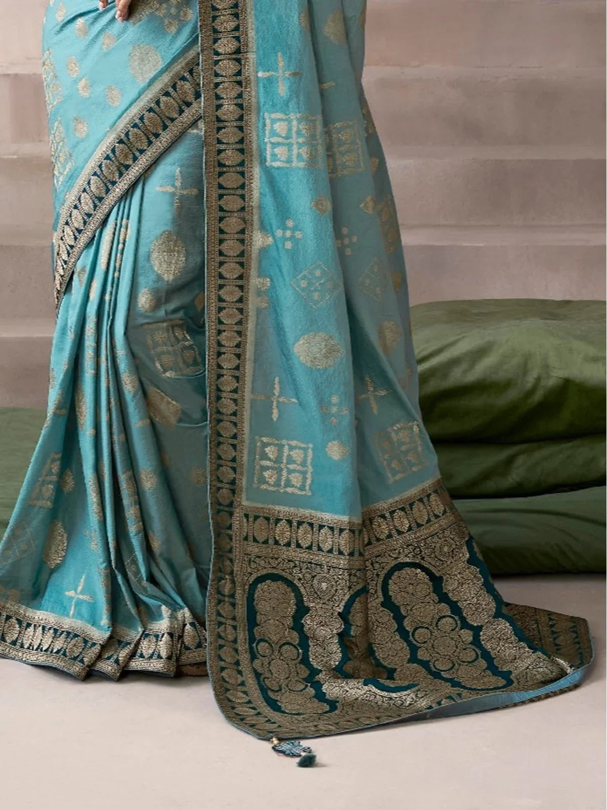 Tarani roshanika Blue Chiffon Silk saree close up view for festive party and wedding wear