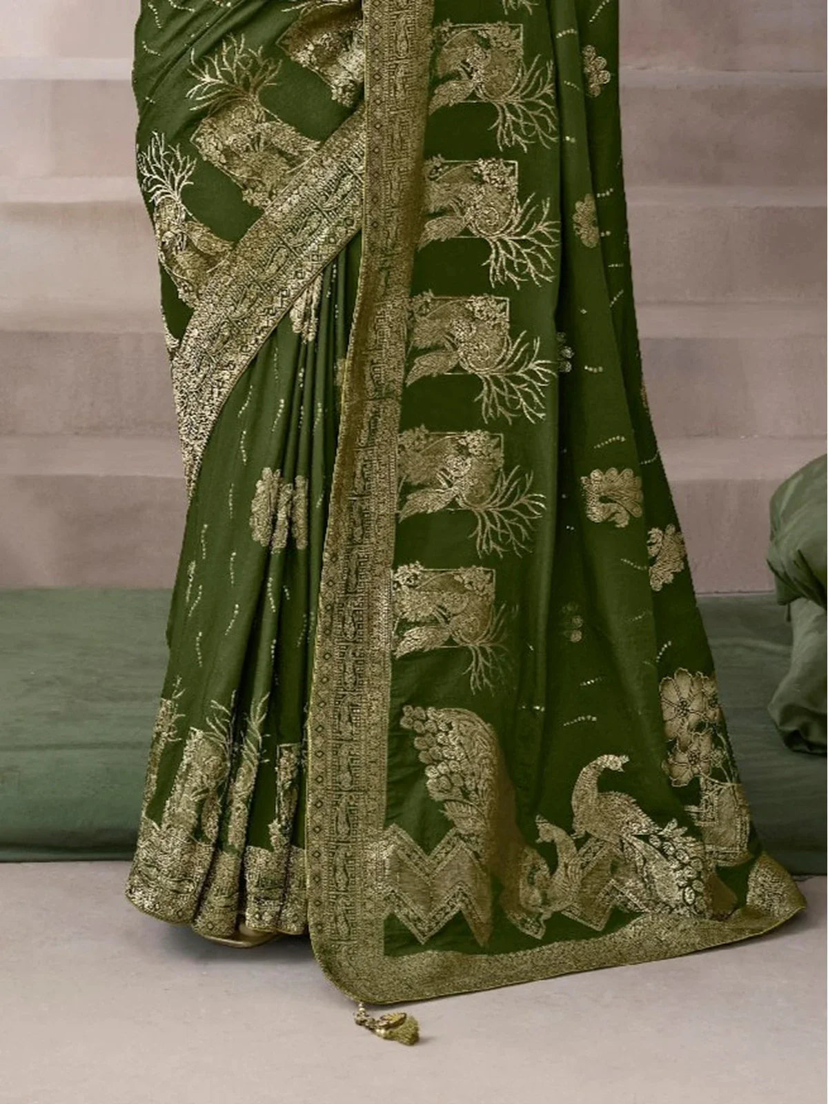 Tarani marishi Green Silk saree close up view for festive party and wedding wear