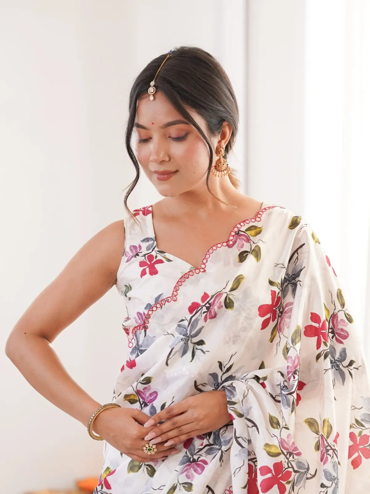 Tarani white chinnon saree upper body view showing blouse neckline and mirror border