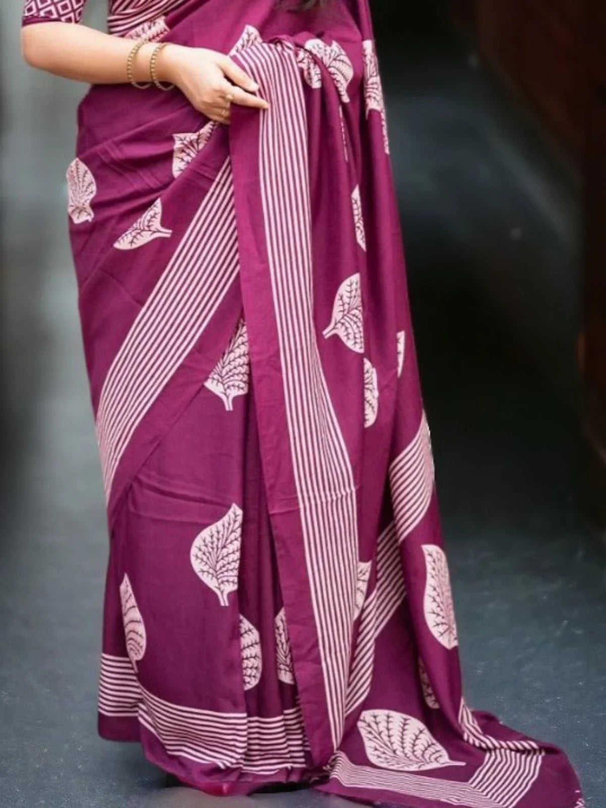 Tarani magenta cotton saree pallu view showcasing border and print details