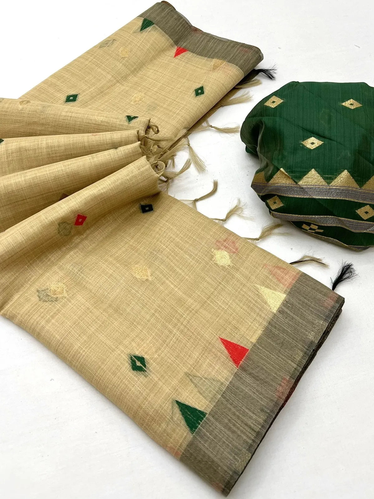 Tarani soft cotton Jamdani style weaving beige saree with green blouse closeup-view