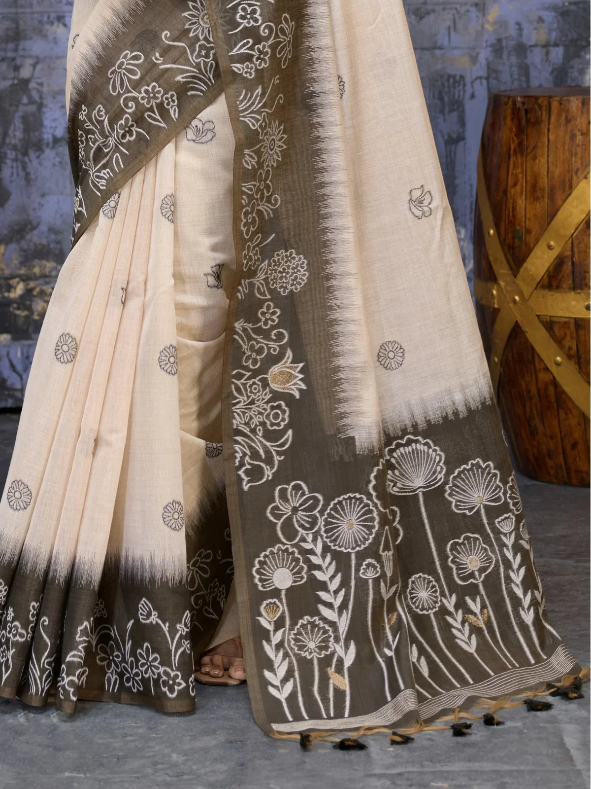 Tarani cotton saree with floral pallu and detailed border in beige and black tone