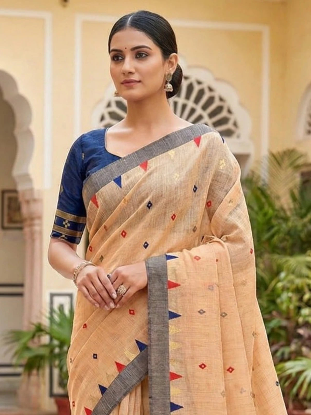 Tarani beige Soft Cotton Jamdani saree upper body view showing woven border and contrast blouse