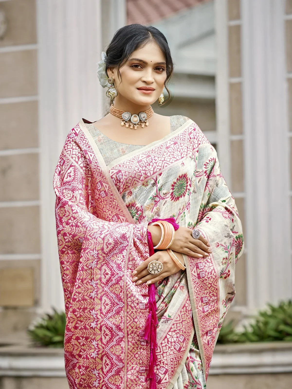 Tarani cream cotton silk saree with pink meenakari blouse upper body closeup