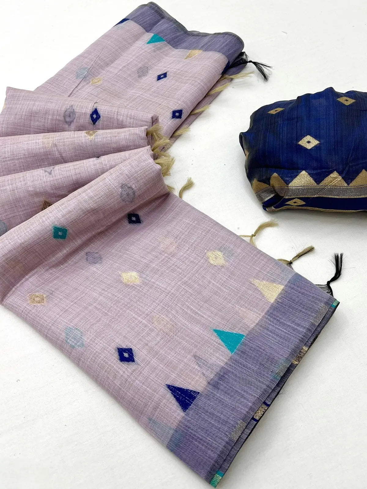 Tarani soft cotton lavender saree fabric closeup with blouse piece